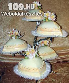 Esküvői torta szív alakú, karamell liliomokkal