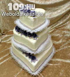 Esküvői torta szív alakú, lila rózsákkal