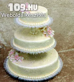 Esküvői torta hagyományos fehér, aszimmetrikus marcipán orchideával