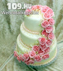 Esküvői torta rózsaszínű virágzuhataggal
