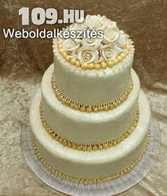 Esküvői torta egyszerű fehér rózsákkal