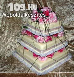 Esküvői torta négyzet alakú, élő rózsás díszítéssel