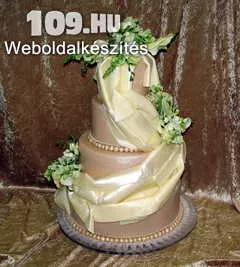 Esküvői torta élő virág díszítéssel